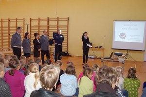 Inauguracja Akcji "Bezpieczna Droga Do Szkoły" W Szkole Podstawowej W Barłogach